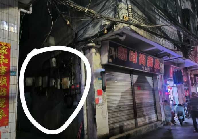 海口书场路巷子，巷子最里面右边